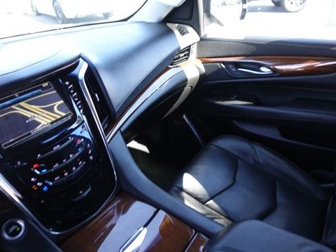 Used 2018 Cadillac Escalade Luxury image 21