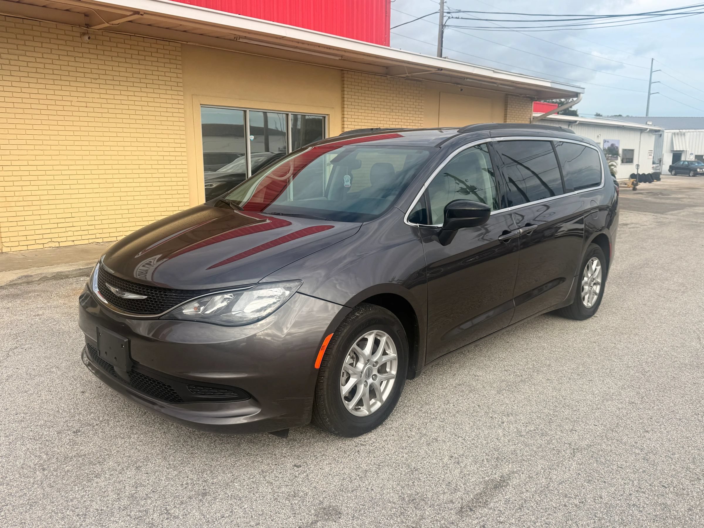 Used 2021 Chrysler Voyager Lxi FWD image 1