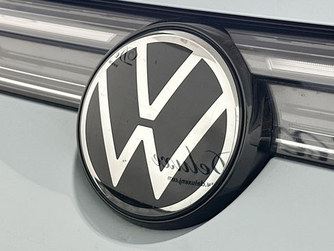 Used 2025 Volkswagen Taos SE AWD/4WD image 34