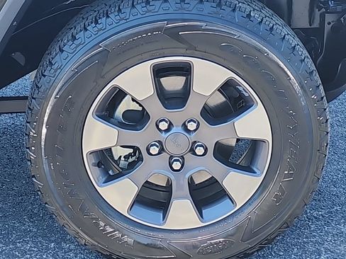 Used 2018 Jeep Wrangler Unlimited Sahara AWD/4WD image 34