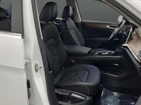 Used 2025 Volkswagen Atlas SE FWD image 24