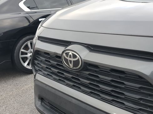 Used 2020 Toyota RAV4 XLE Premium image 5