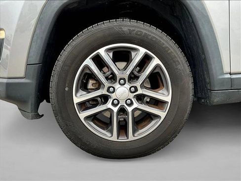 Used 2017 Jeep Compass Latitude w/ Popular Equipment Group AWD/4WD image 10