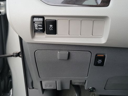 Used 2020 Toyota Sienna XLE image 15