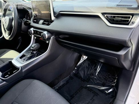 Used 2025 Toyota RAV4 XLE AWD/4WD image 30