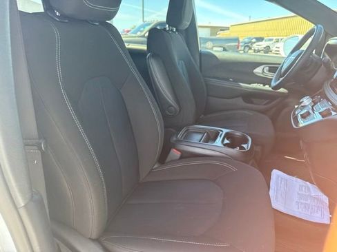 Used 2022 Chrysler Pacifica Touring w/ S Appearance Package AWD/4WD image 10
