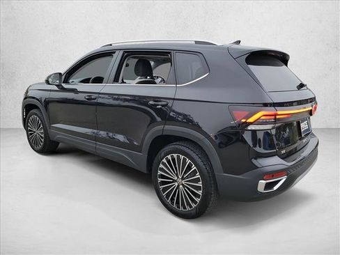 Used 2025 Volkswagen Taos SE w/ Panoramic Sunroof Package image 9