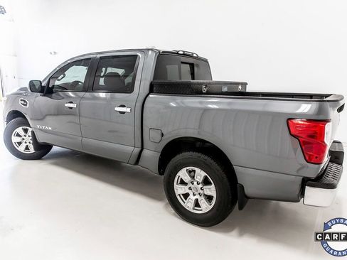 Used 2017 Nissan Titan SV image 4