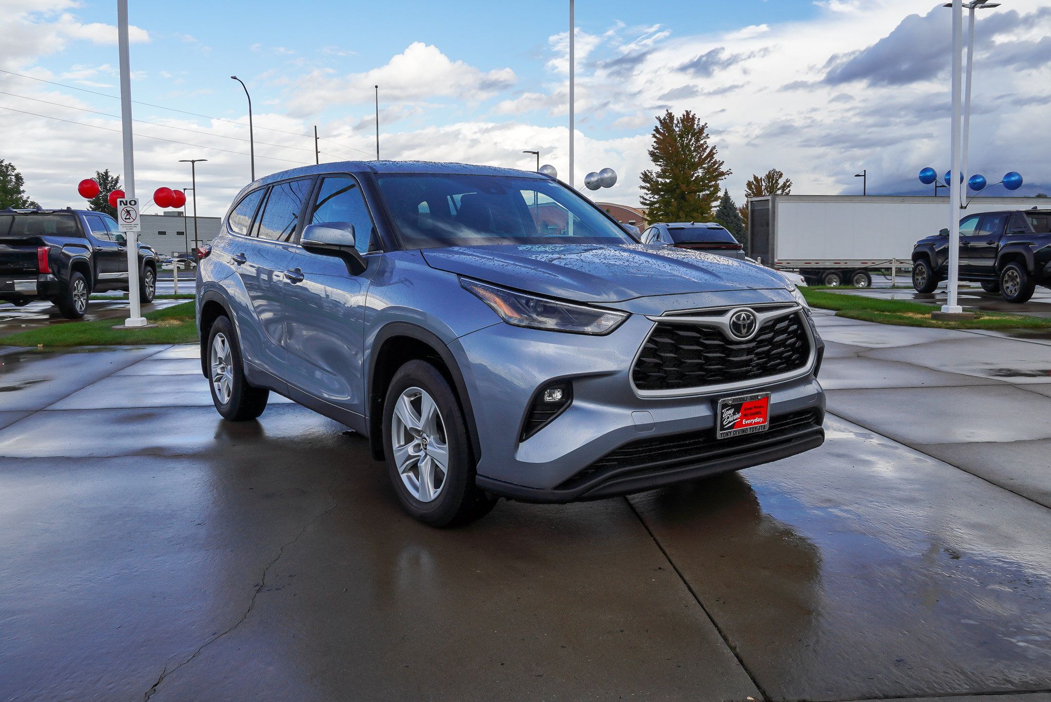 Used 2023 Toyota Highlander LE AWD/4WD image 2