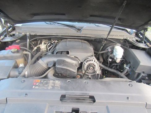 Used 2013 Chevrolet Suburban LT image 12