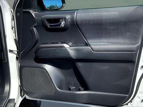 Used 2022 Toyota Tacoma TRD Off-Road w/ Technology Package image 30