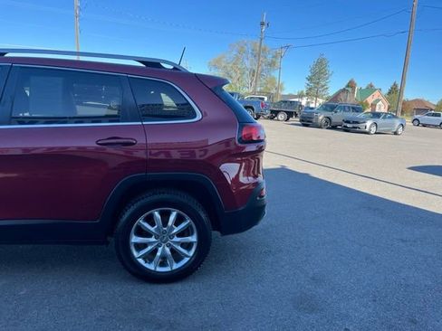 Used 2016 Jeep Cherokee Limited w/ Luxury Group AWD/4WD image 11