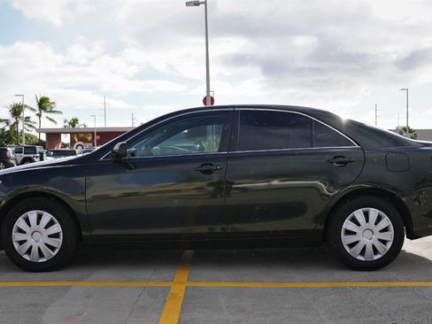 Used 2010 Toyota Camry LE FWD image 2