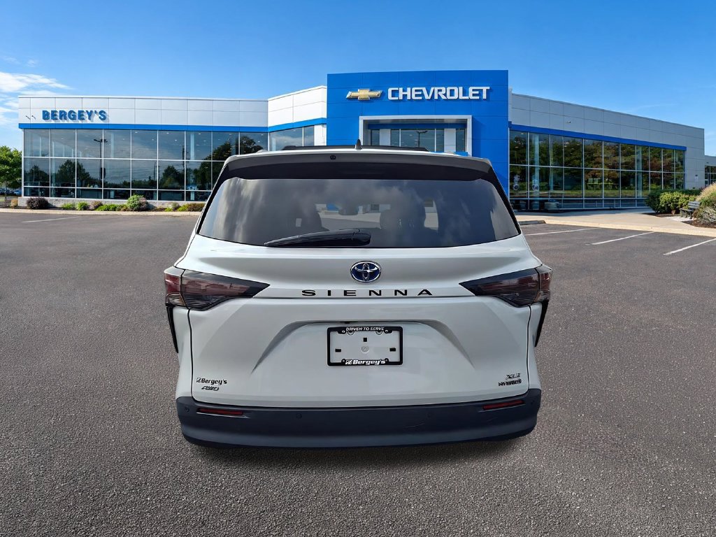 Used 2023 Toyota Sienna XLE AWD/4WD image 6