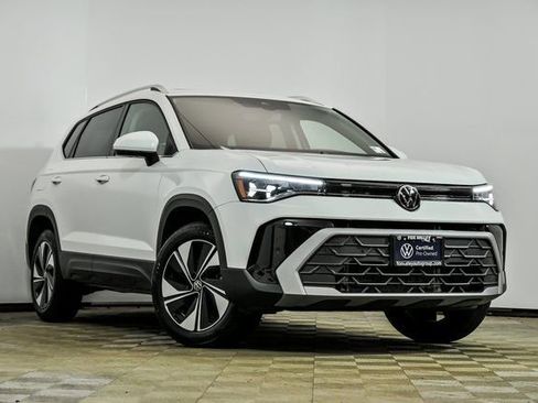 Certified 2025 Volkswagen Taos SE w/ Panoramic Sunroof Package image 1