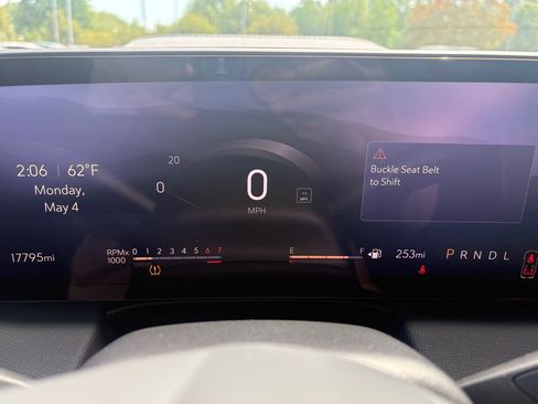 Used 2025 Buick Enclave Preferred FWD image 5