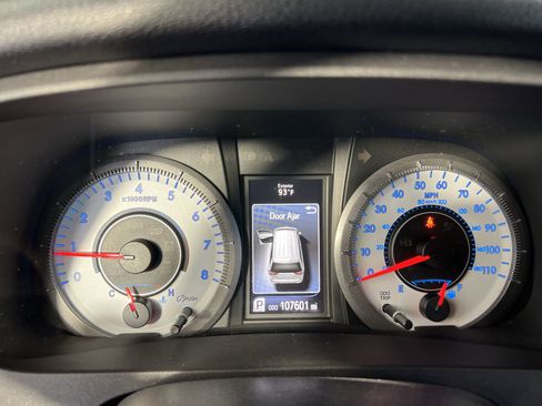 Used 2015 Toyota Sienna SE FWD image 24