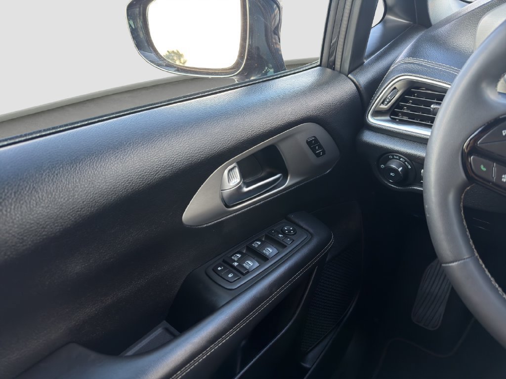 Used 2024 Chrysler Pacifica Premium FWD image 11