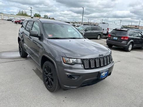 Used 2017 Jeep Grand Cherokee Altitude AWD/4WD image 22