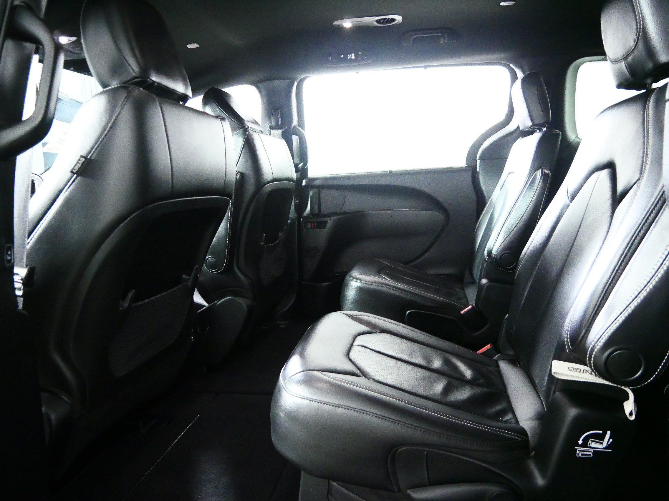 Used 2020 Chrysler Pacifica Touring-L FWD image 32