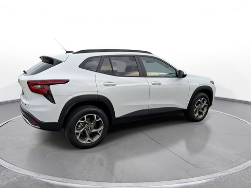 Used 2025 Chevrolet Trax LT FWD image 8