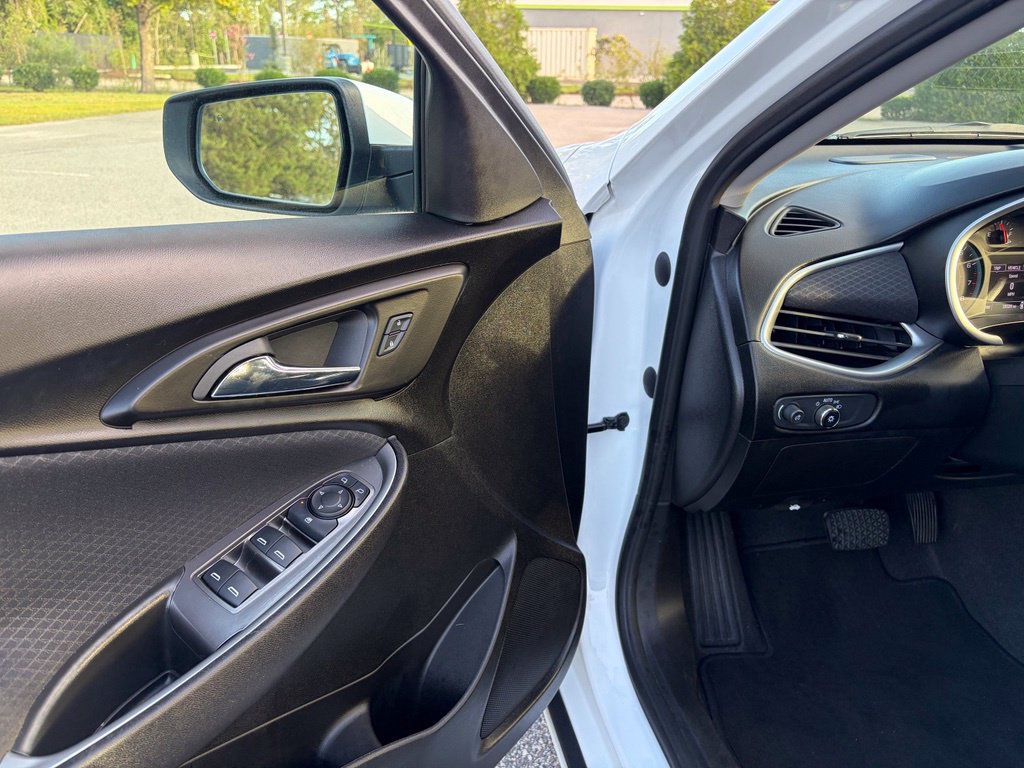 Used 2023 Chevrolet Malibu LS w/ Driver Confidence Package FWD image 12