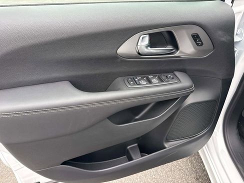 New 2026 Chrysler Pacifica Select image 18