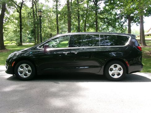 Used 2017 Chrysler Pacifica Touring Plus FWD image 8