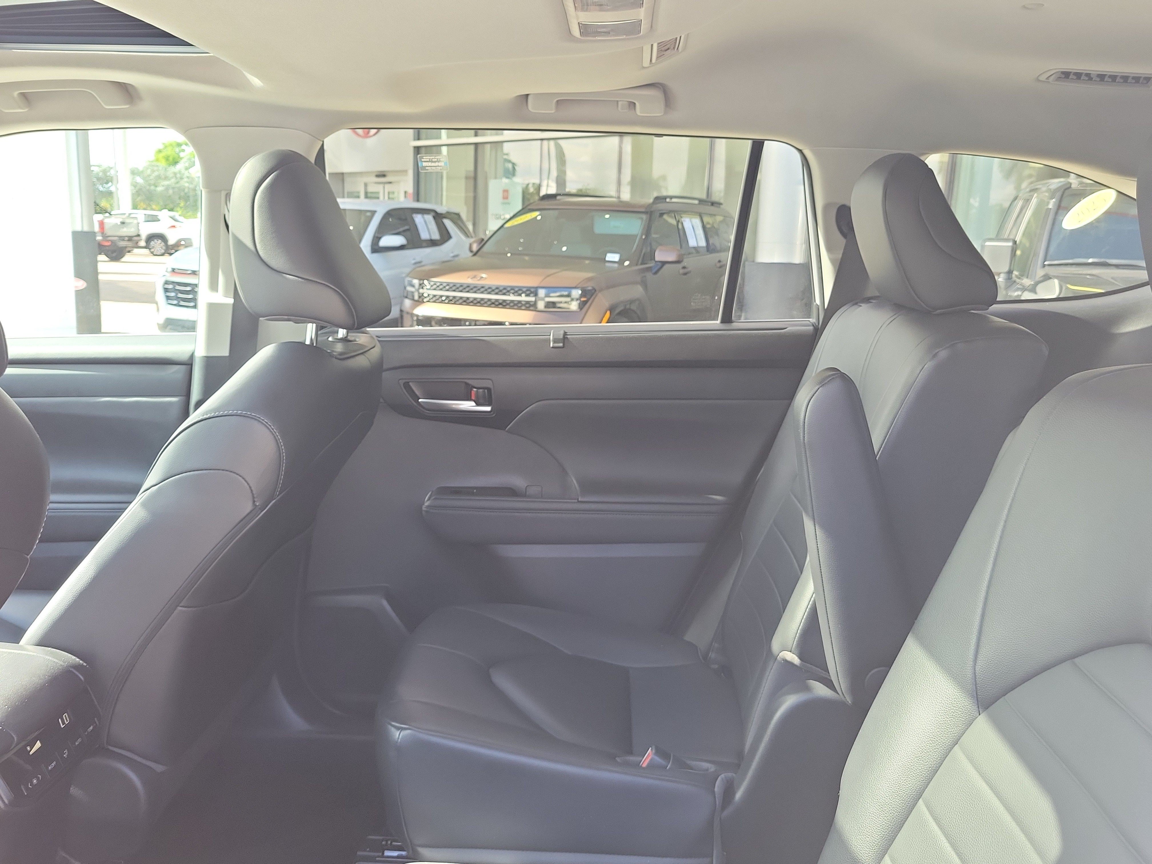 Used 2023 Toyota Highlander XLE FWD image 16
