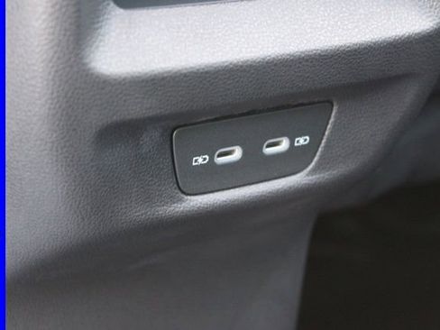 Used 2025 Volkswagen Tiguan SE w/ Panoramic Sunroof Package image 27