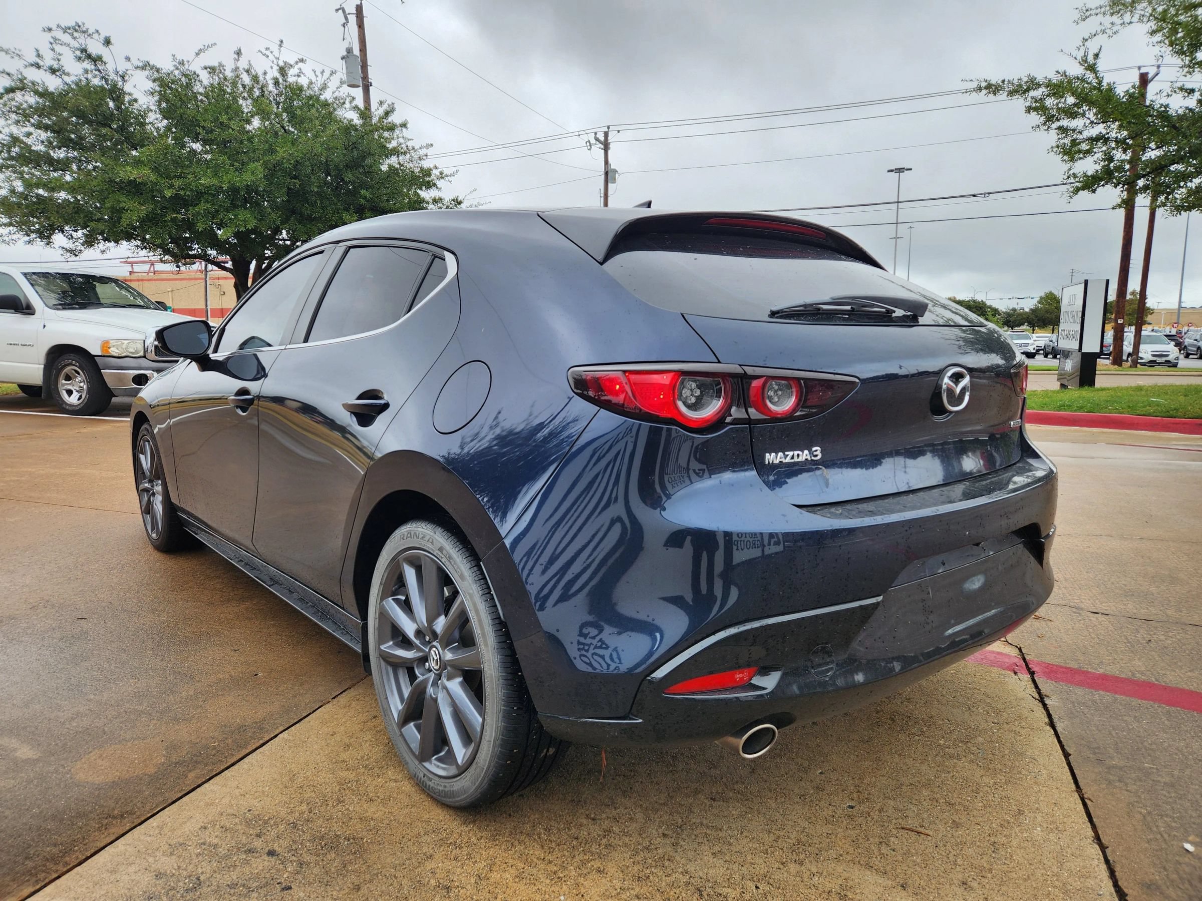 Used 2020 MAZDA MAZDA3 Hatchback w/ Preferred Package FWD image 3