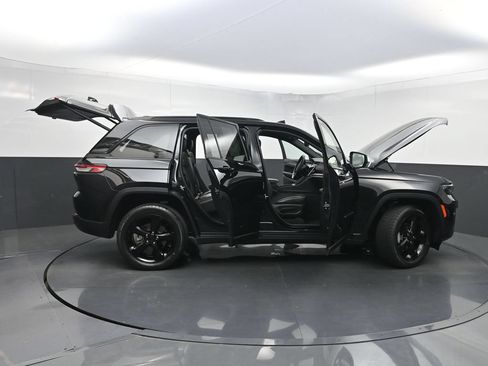 Used 2022 Jeep Grand Cherokee Altitude AWD/4WD image 38