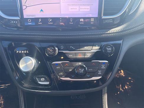Used 2025 Chrysler Pacifica Limited image 23