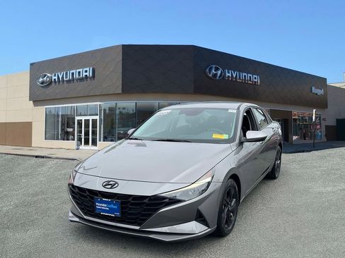 Certified 2023 Hyundai Elantra SEL w/ Preferred Accessory Package FWD image 4