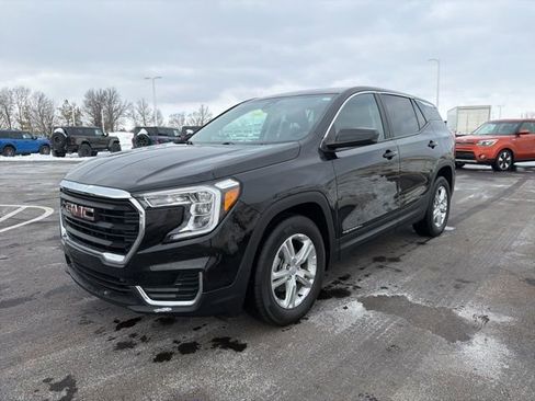 Used 2024 GMC Terrain SLE image 2