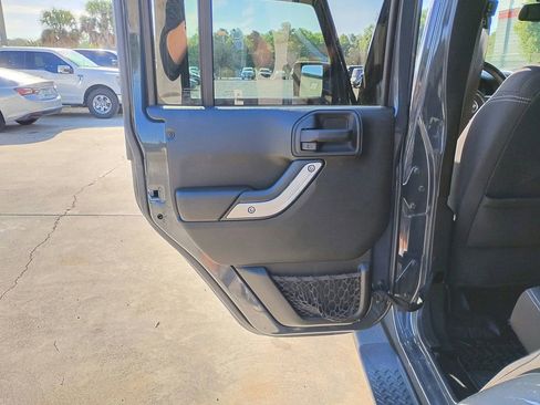 Used 2017 Jeep Wrangler Unlimited Sahara w/ Connectivity Group AWD/4WD image 29