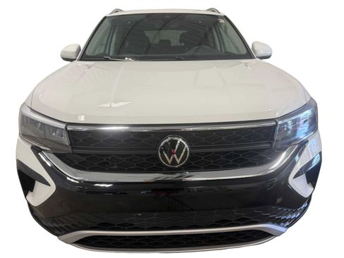 Certified 2024 Volkswagen Taos SE w/ Panoramic Sunroof Package AWD/4WD image 3