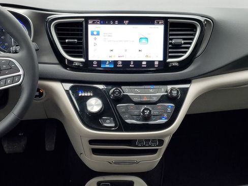 Used 2024 Chrysler Pacifica Touring-L FWD image 28