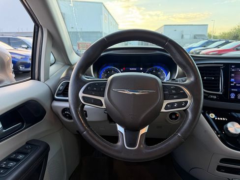Used 2017 Chrysler Pacifica Touring-L Plus w/ Advanced Safetytec Group FWD image 8