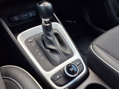 Used 2025 Hyundai Venue Limited FWD image 18