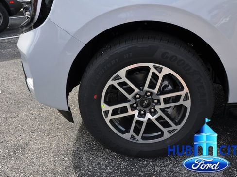 New 2026 Ford Expedition Active image 9