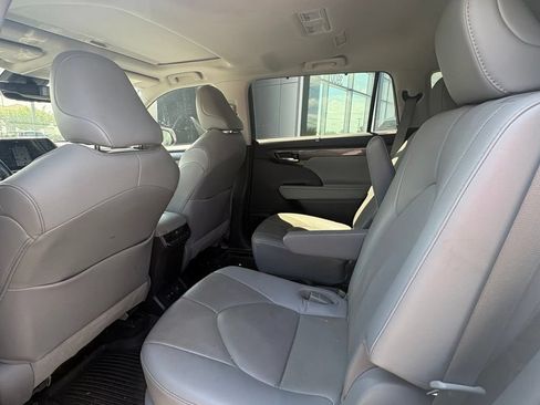 Used 2021 Toyota Highlander Limited AWD/4WD image 9