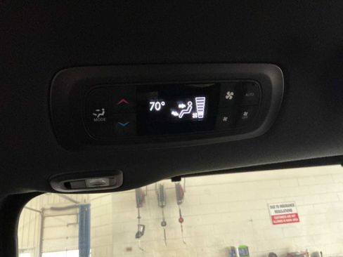 Used 2025 Chrysler Pacifica Limited image 9