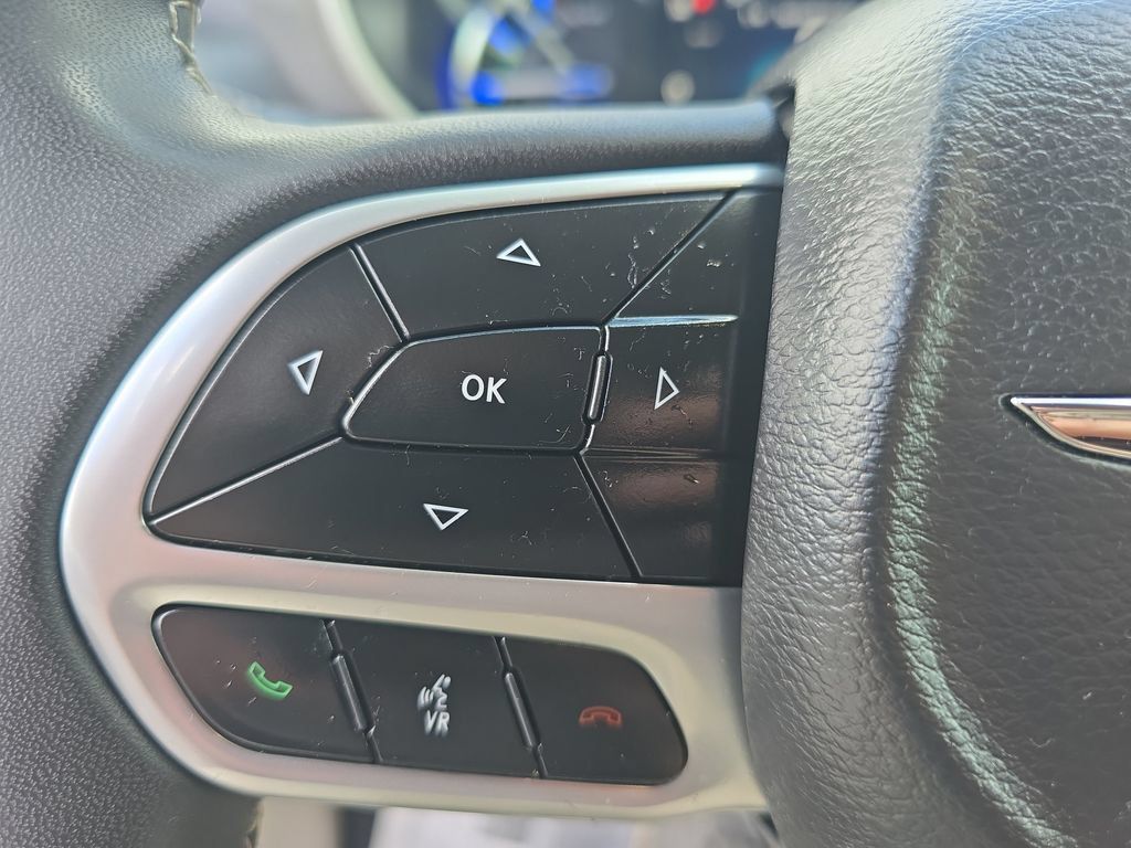 Used 2023 Chrysler Pacifica Touring-L FWD image 24