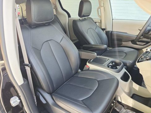 Used 2024 Chrysler Pacifica Touring-L w/ Road Tripper Package FWD image 17