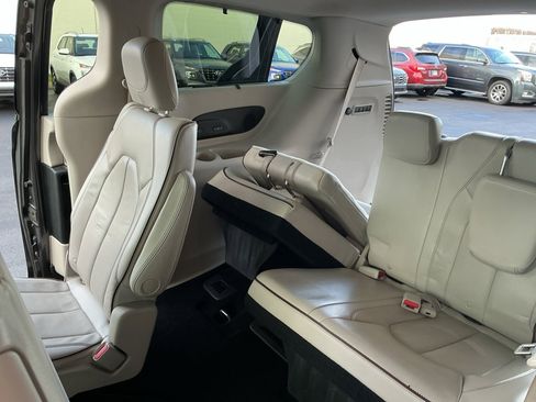 Used 2018 Chrysler Pacifica Limited w/ Tire & Wheel Group image 14