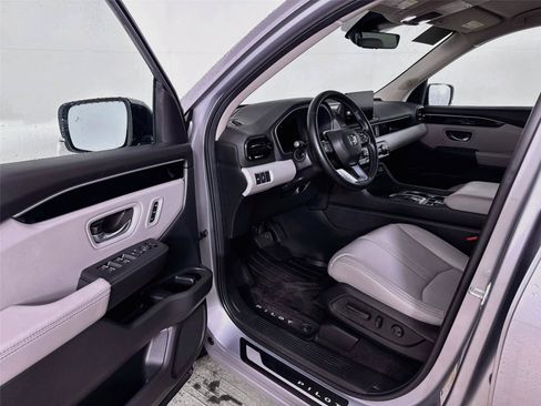 Used 2025 Honda Pilot EX-L image 3