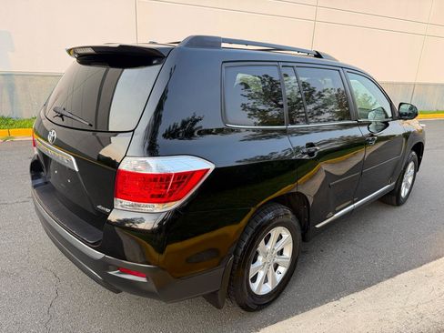 Used 2011 Toyota Highlander SE w/ Tow Pkg AWD/4WD image 4