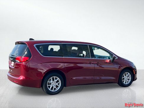 Used 2023 Chrysler Voyager LX FWD image 5