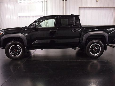 Used 2025 Toyota Tacoma TRD Sport image 4
